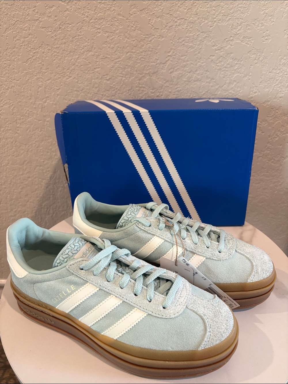 NWT Adidas Size 7 Women’s Suede Sneakers in Light Blue and White with Gum Sole